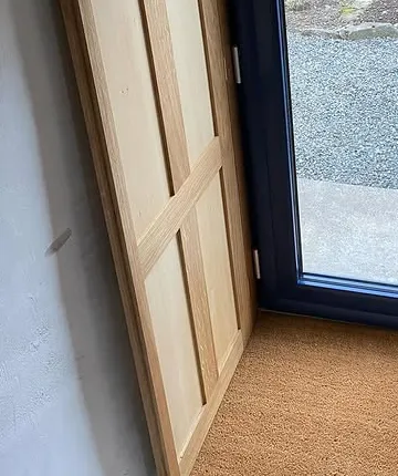 Détail d'un panneau de volet en chêne à cadre et panneau