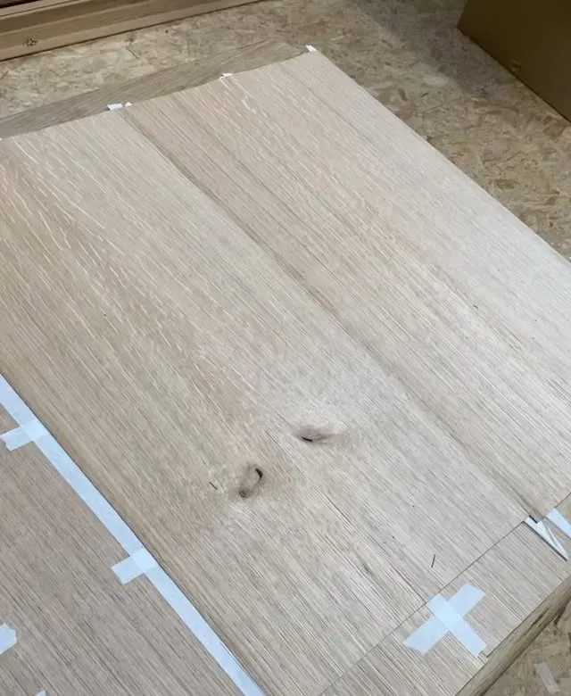 Frisage de placage de chêne et de noyer préparé à l'Atelier Kergoat